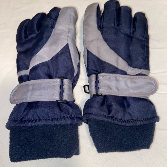 4 pairs of gloves and 2 hats. Used condition several different sizes - Picture 8 of 13